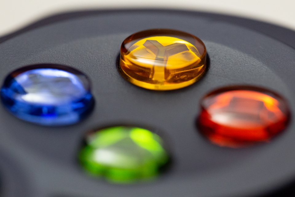 Два игрока вместе управляют игровыми контроллерами